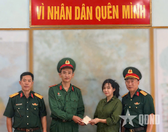 Binh nhì Phạm Hà nhặt được của rơi trả lại người đánh mất